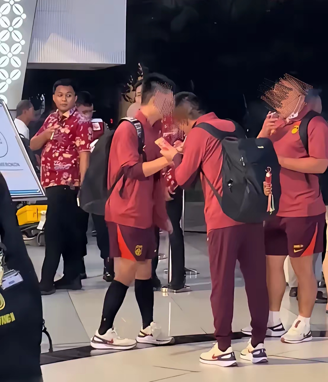 印尼队横扫中国队，黄鸭组合统治全场